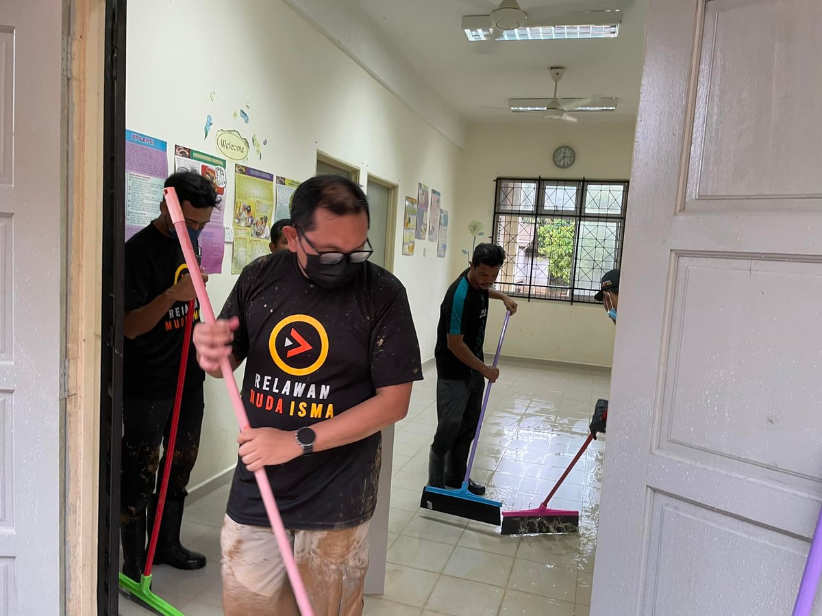 ikatanmuslimin's tweet photo. Pasukan ISMA Kuala Terengganu, Relawan Muda ISMA Johor, I-Medik berkampung di Kampung Gunong, Ajil bagi meneruskan usaha membantu penduduk yang terkesan dengan musibah.
Untuk menyumbang,boleh terus ke link
https://t.co/KVFgLIGn0J
#ISMAKualaTerengganu
#RelawanMudaISMA https://t.co/gsqJePeTai