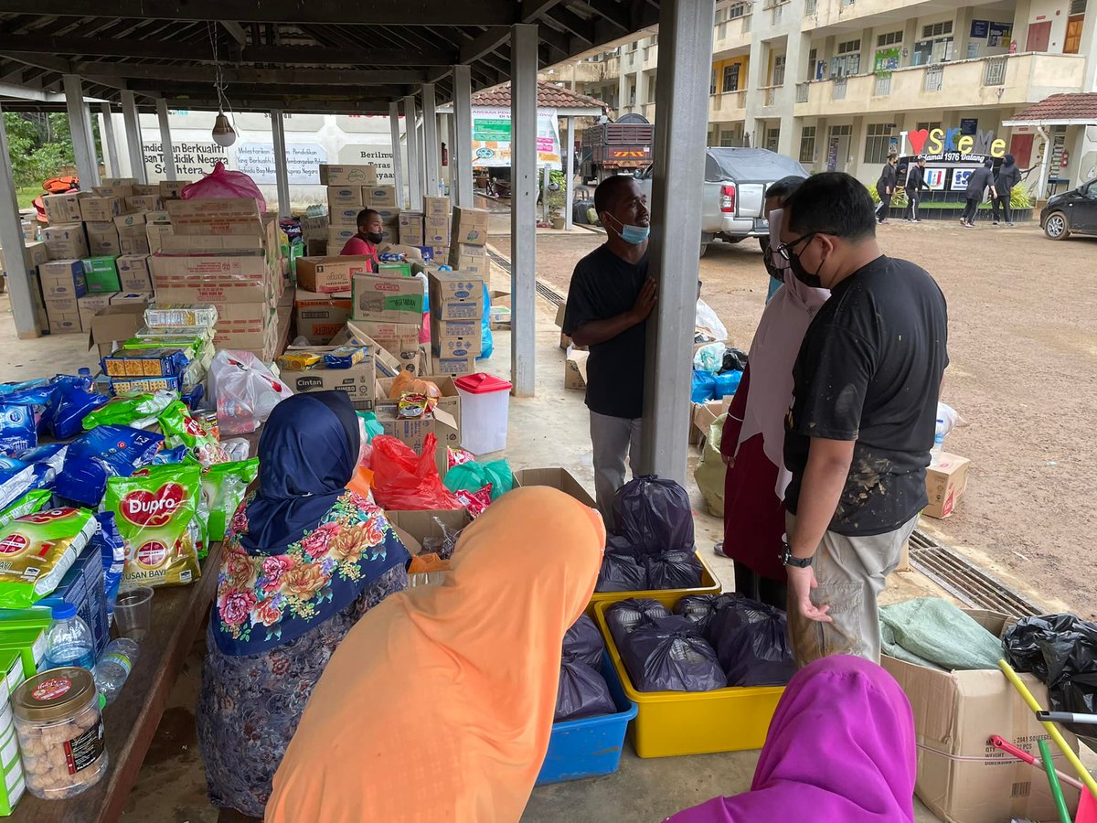 ikatanmuslimin's tweet photo. Pasukan ISMA Kuala Terengganu, Relawan Muda ISMA Johor, I-Medik berkampung di Kampung Gunong, Ajil bagi meneruskan usaha membantu penduduk yang terkesan dengan musibah.
Untuk menyumbang,boleh terus ke link
https://t.co/KVFgLIGn0J
#ISMAKualaTerengganu
#RelawanMudaISMA https://t.co/gsqJePeTai