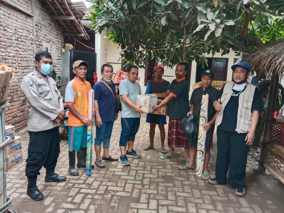 Kegiatan penyerahan bantuan dari Warga Kelapa Gading RW 10 Kel. Banjar Agung-Copocok Jaya KSB, semoga bermanpaat dan Berkah Aamiin yra