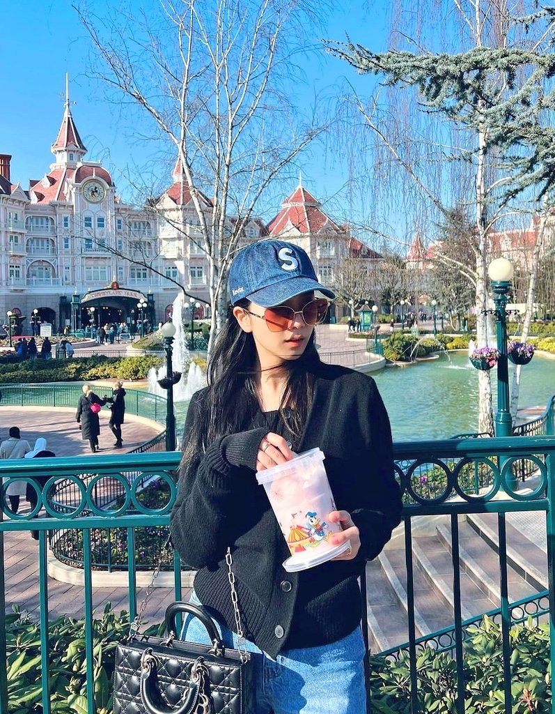 JISOO LOOKS tweet media