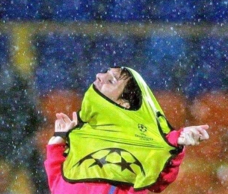 angelobp_'s tweet photo. gustavo tentando tirar a roupa pra pular na piscina https://t.co/hTUbw3rjzw