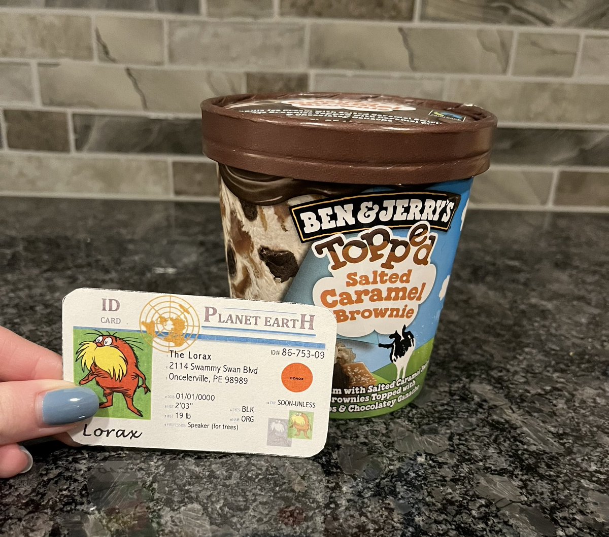 jkauralaapes's tweet photo. this pint of my favorite ice cream has 112g of sugar. because sugar has an LD50 of 30g/kg, that means i could eat about 11.5 pints before i reach my lethal dose 😋 @franklinlorax #apesland https://t.co/tj7pqMc6bF