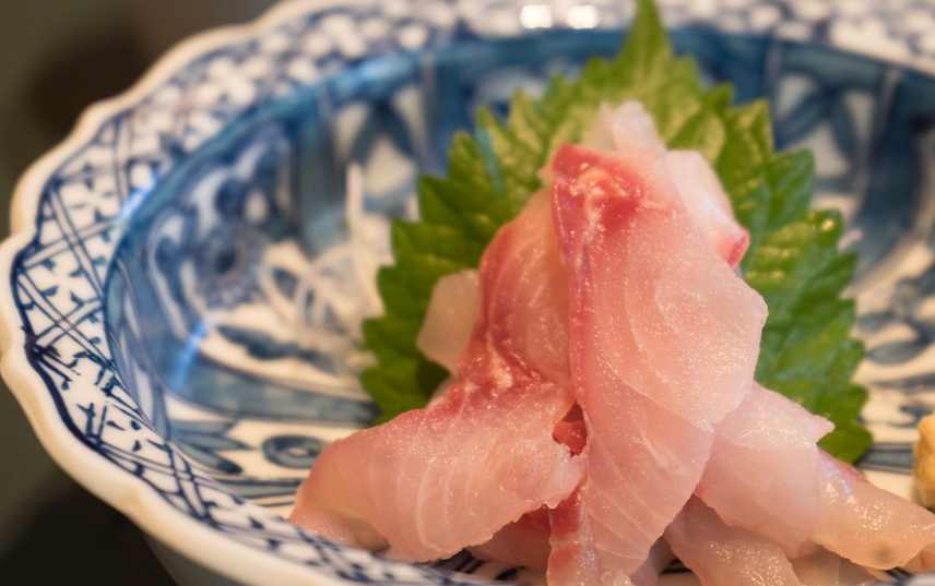 おはようございます😀

本日、3月7日は「さかなの日」です🐟

キャンプサイトの目の前が海で🌊魚釣りが楽しめる我が家のお気に入りのキャンプ場があります⛺🥰

各サイトに台所も付いているので、釣れたてを🐟お刺身にして食べると、自分で釣ったと言う気持ちと相まって本当に美味しいです✨😍[🐶]