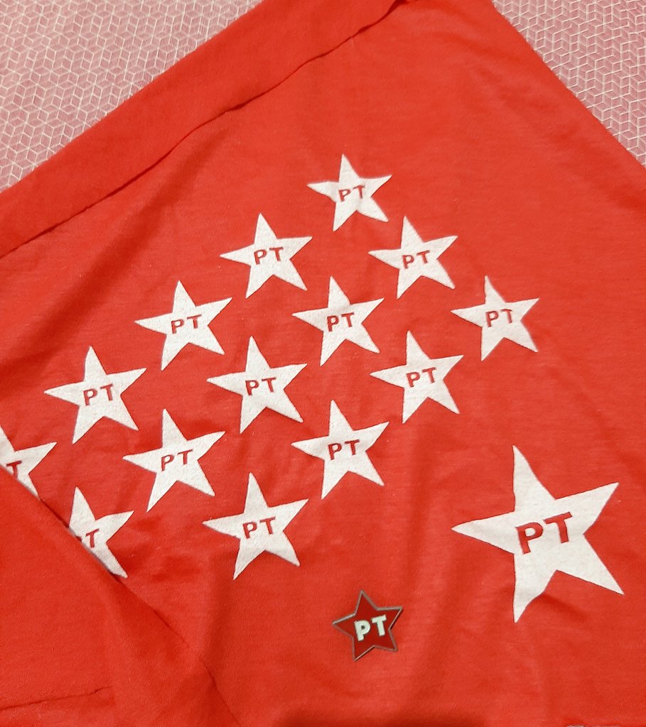 anavilarinol's tweet photo. AJUDA URGENTE 

Companheiros, um amigo da militância está passando por sérias dificuldades. Por isso, decidi sortear um lenço e um broche do @ptbrasil. O broche é de metal (da minha coleção). O valor para participar do sorteio é de R$ 10,00. 
Segue ⬇️ https://t.co/4feD2Gg4ss