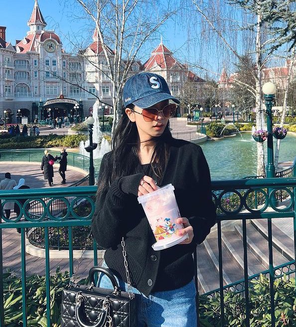 archivejisoo's tweet photo. jisoo in paris disneyland ♡ https://t.co/8vhli7X6rl