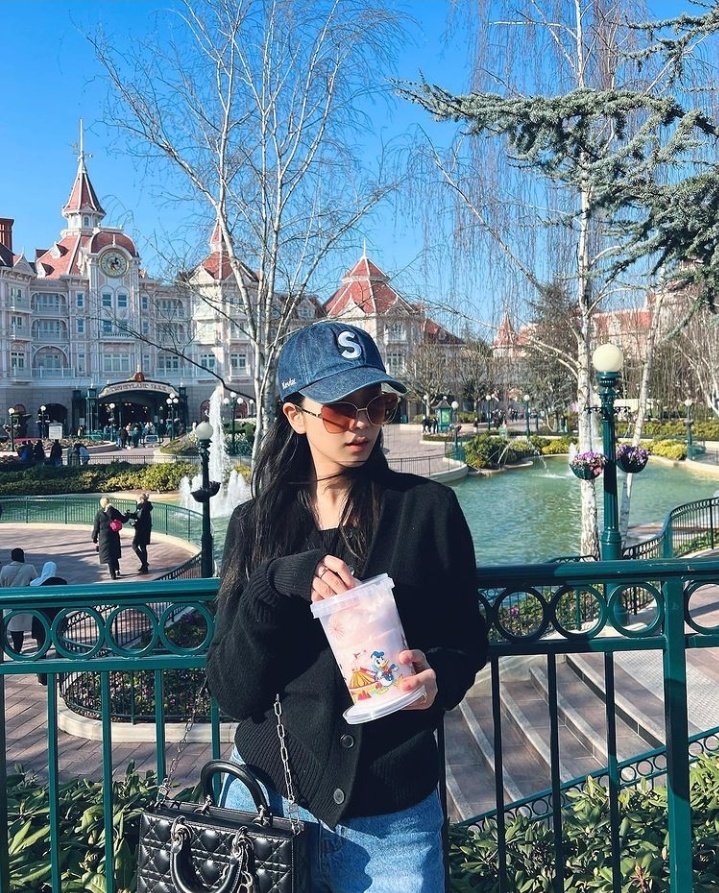 rourosiee_'s tweet photo. #JISOO IG update! 💫🐢🐇
Disneyland Paris 💐🎡
#DisneylandParis #지수 #soyaaa #BLACKPINK #Instagram https://t.co/IpAxdN3QWp