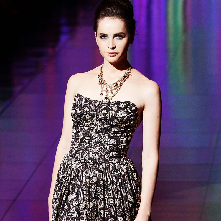 FelicityJBRcom's tweet photo. 📸 • Felicity Jones durante o desfile da Dolce &amp; Gabbana Spring/Summer em Milão, Itália no mês de setembro de 2011. https://t.co/ex0F8FVJ3o