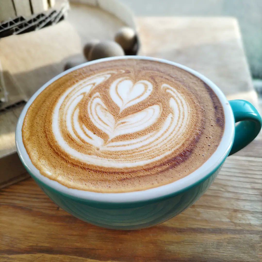 mi_channel0903's tweet photo. 週末の、ヒミツキチにて❤️
ステキなバリスタのおねえさんがいらっしゃる4坪のコーヒースタンド☕

今週も、頑張りましょう☆
#cococoffee
#メープルラテ
#週末の過ごし方
#私は奈良派 https://t.co/WRYT0x9Mfe