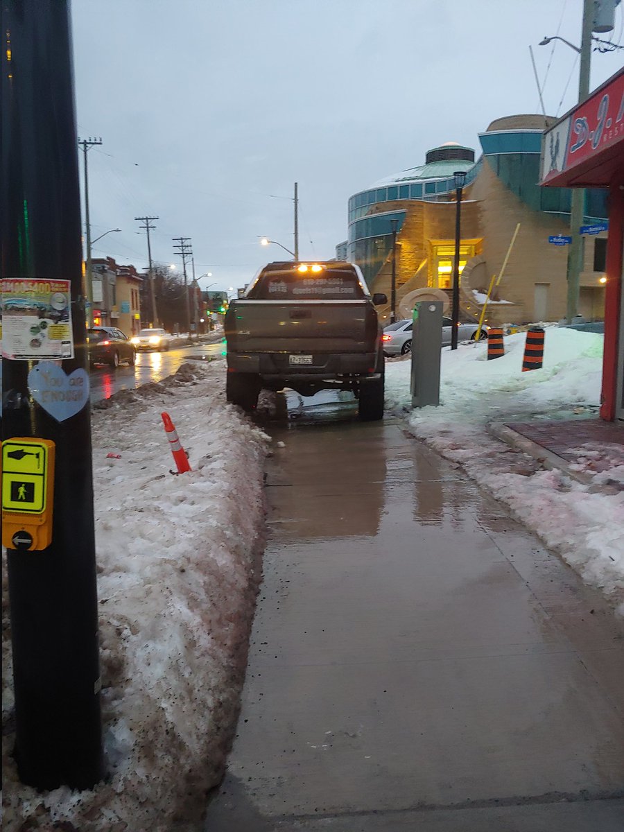 VanierDe's tweet photo. The parking lot of his restaurant is on the right side and was empty https://t.co/J2hBfwCcMV