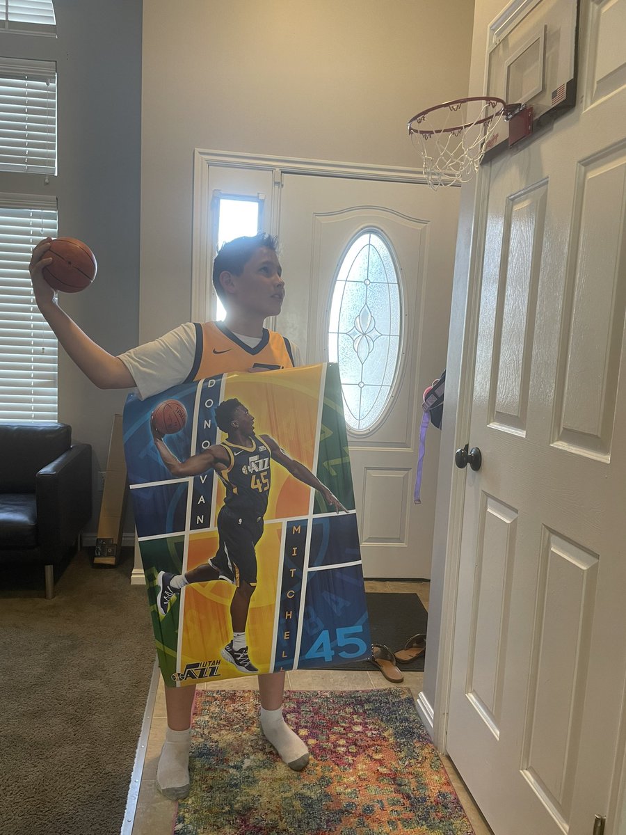 The next Donovan is ready for the game! #lesolsonit #whereyouwatching #donovanmitchell #utahjazz