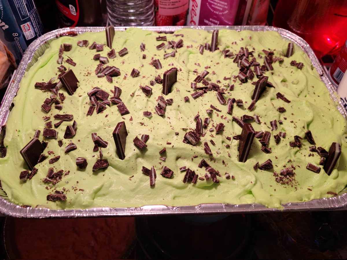 rtillmanMRE's tweet photo. Two great weekends in a row with trying new dessert recipes!! π€ I seriously am on a roll!! π π #lovenewthings #cantstopnow
Mint chocolate poke cake.
No bake jello strawberry pie.
No bake crushed oreo fluff.
Snickers caramel apple salad. https://t.co/SUWR73Caxc