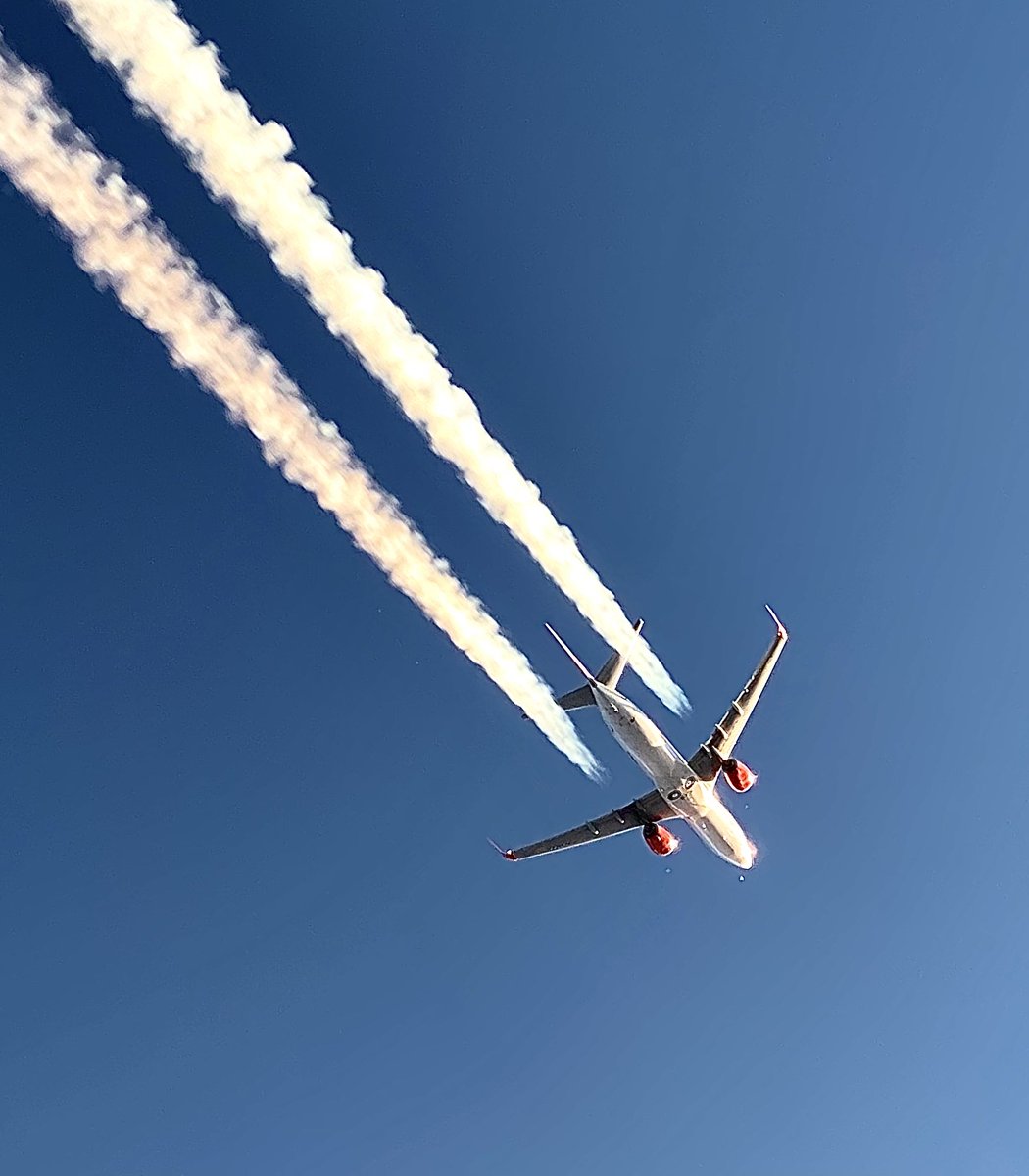 CaptBob_Nomadic's tweet photo. @JTTsteve flying OMD554 over me as the sun rose over the Pacific Ocean this morning. https://t.co/cD1rrvE4Jc