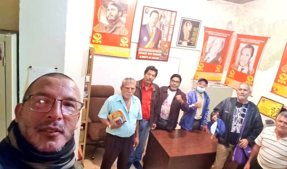 PCV_Venezuela's tweet photo. 🔴 [Continúa la gira nacional del Buró Político] Fin de semana de trabajo en la región andina del país.

📸 En la imagen: Los camaradas Perfecto Abreu, Oscar Figuera y Elio Pimentel junto con el Secretariado del Comité Regional del PCV en #Mérida https://t.co/WKva27Nwqr