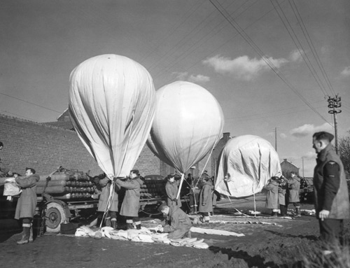 autman123's tweet photo. RUSSIA HAS NO COMMUNICATION FROM THE OUTSIDE WORLD!!!
LET'S CHANGE THAT BY SENDING THEM MILLIONS OF PROPAGANDA BALLOONS!!!!!!
FILLED WITH MILLIONS OF SD CARDS THAT TELL THEM EVERYTHING INCLUDING A INFORMATION HOTLINE.
It was used very effectively in both the German and Korea war. https://t.co/uqlnQaQQKd