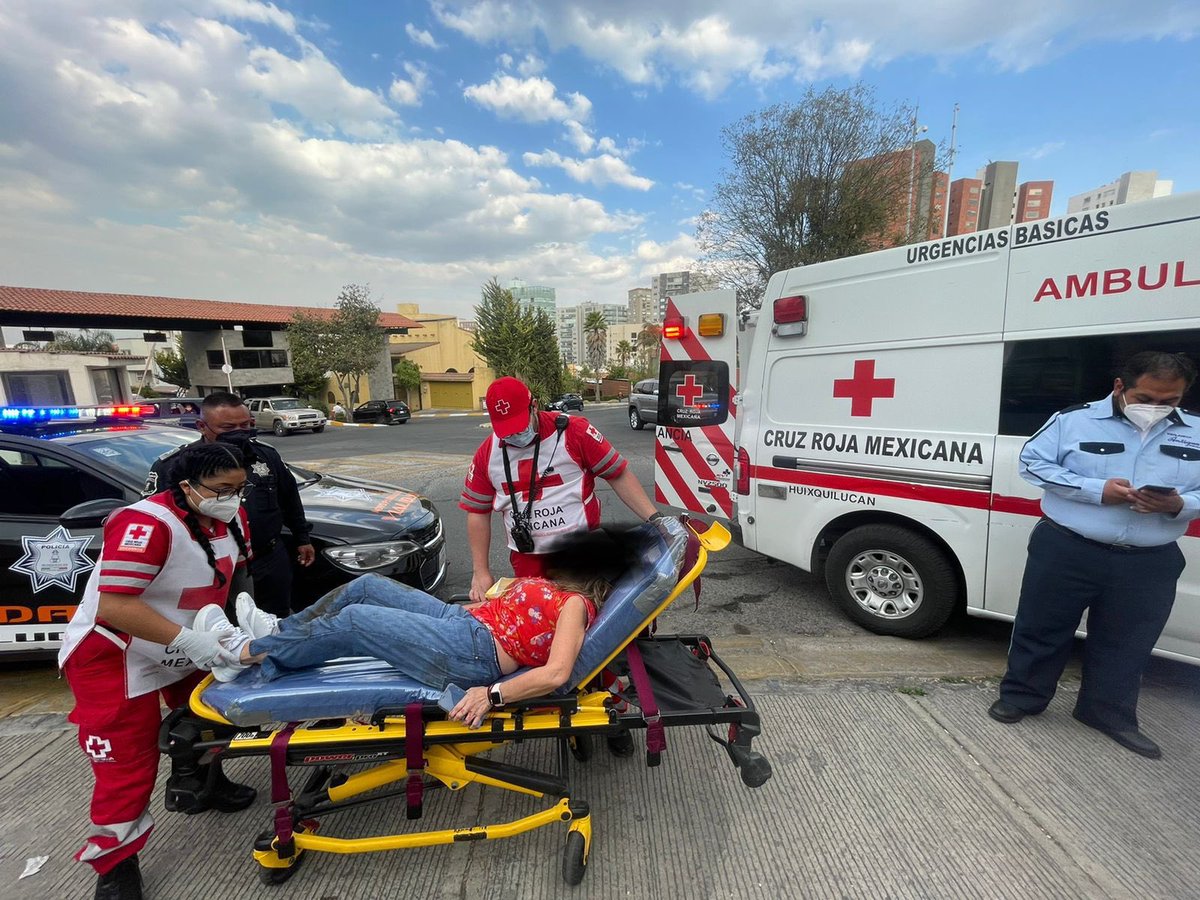 mayprz92's tweet photo. Mi mamá tuvo un accidente y acabo en el hospital por una coladera mal tapada en @HuixquiGob. Exigimos nos den una solución a lo que pasó, pagar daños y asegurar que den mantenimientos adecuados. Ayer paso con otro vecino también. A donde se van nuestros impuestos????
@RominaCDV https://t.co/VTbM1XoaQa