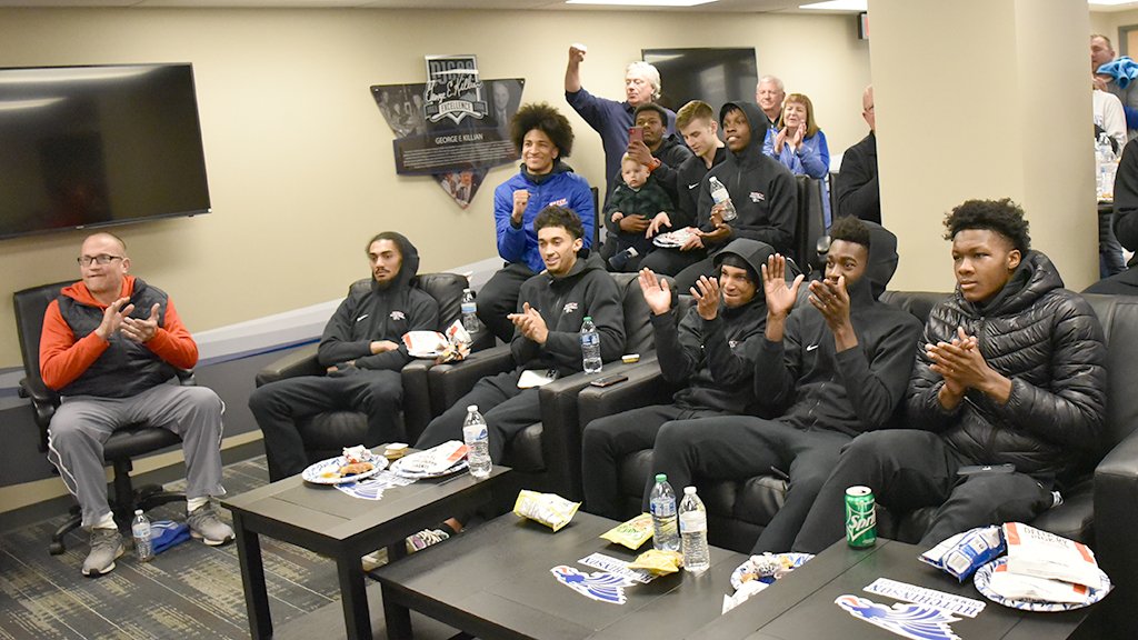 bluedragonsport's tweet photo. Good News for the Blue Dragons:
The Hutchinson men are an at-large selection for the 2022 NJCAA Tournament. Seeded 12th, the Blue Dragons will play No. 21 Connors State at 8:30 p.m. on Monday, March 14.
#BreatheFire https://t.co/5K9a1njX3S