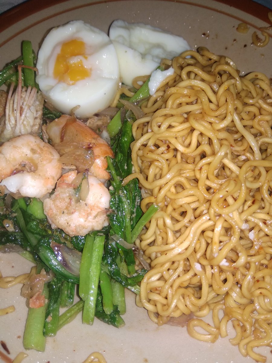 unrealstranger's tweet photo. Selamat pagi dari gue yg makan indomie buat sarapan #beautifulsin https://t.co/4Xm2moAOAG