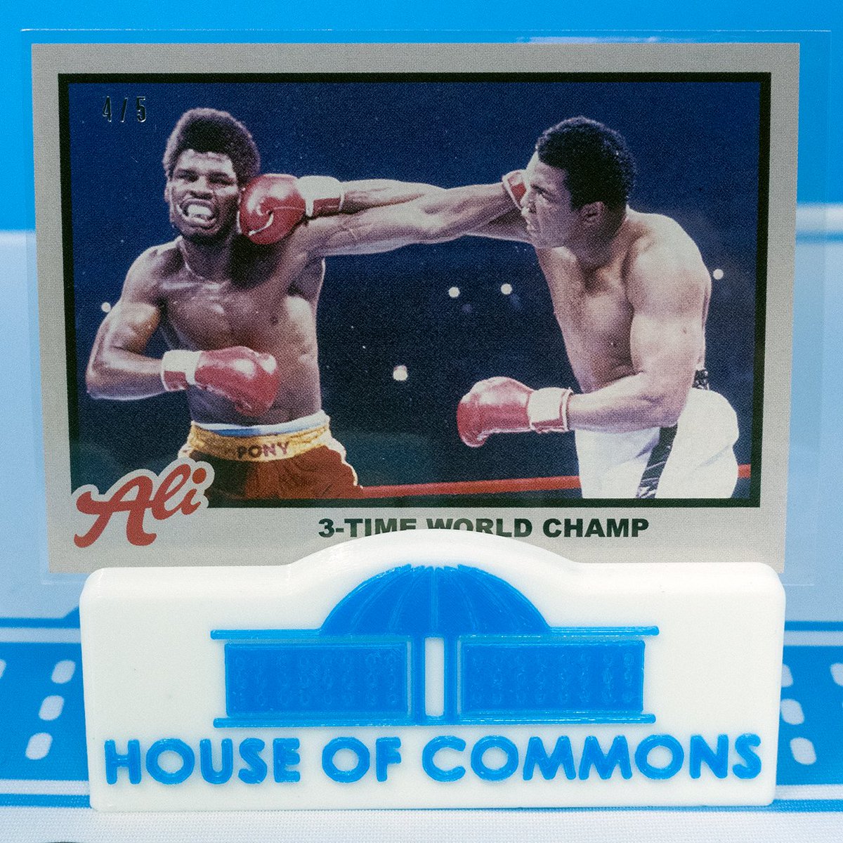 CommonsCards's tweet photo. 🚨🚨 99¢ Ali Auctions 🚨🚨
MUHAMMAD ALI Collection Topps SILVER PARALLEL 4/5 #74 ~ 3-Time World Champ
#Topps  #HouseOfCommonsCards #MuhammadAli 

https://t.co/C2pZ7zWaX9 https://t.co/rmZWLVbC8C
