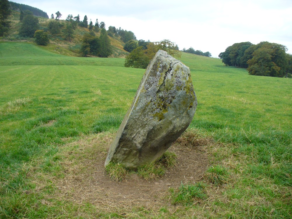1696Rwh's tweet photo. Witches Stone, Monzie, Crieff
Kate McNieven is supposedly the witch who gave her name to the stone, although there are some doubts about when she was burned. She was rumoured to be a healer who sometimes turned into a bee. #WitchesofScotland #MondayMonuments #witchtrials https://t.co/4JdaxCnUxp