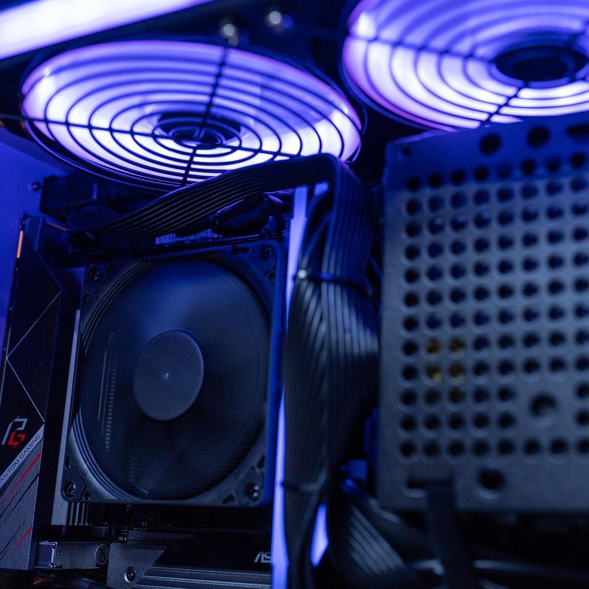 robeytech's tweet photo. Anyone a fan of purple? 😍💜💜

Check out this Purple Cooler Master NR200P Build! 
⁠
Cooler: @Noctua_at NH-L9A-AM4 https://t.co/h8i91GuQqS ⁠
Case – @CoolerMaster_NA NR200P Purple⁠
CPU – @AMD Ryzen 5 5600x https://t.co/nQCEh7xdtd
