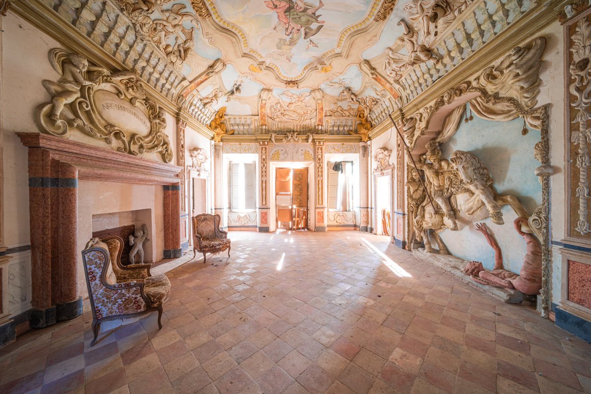 AlexplorePhoto's tweet photo. The inside of a beautiful room at an abandoned villa in #Italy 🇮🇹 https://t.co/yAm2SVSDzi