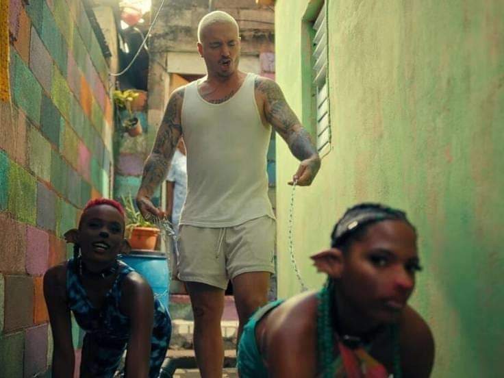 MG_Gonzalez99's tweet photo. @marucha4166 @JBALVIN @Residente Quien es ese que esta ahí con esas mujeres y sosteniendo esas cadenas de perro? https://t.co/u7cKeIIo6V