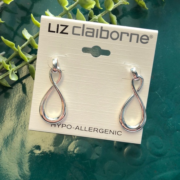 lettycampos45's tweet photo. So good I had to share! Check out all the items I'm loving on @Poshmarkapp #poshmark #fashion #style #shopmycloset #lizclaiborne #hearttotrail #jcrew: https://t.co/d7kcotn1Ee https://t.co/LHIkDwiCgq