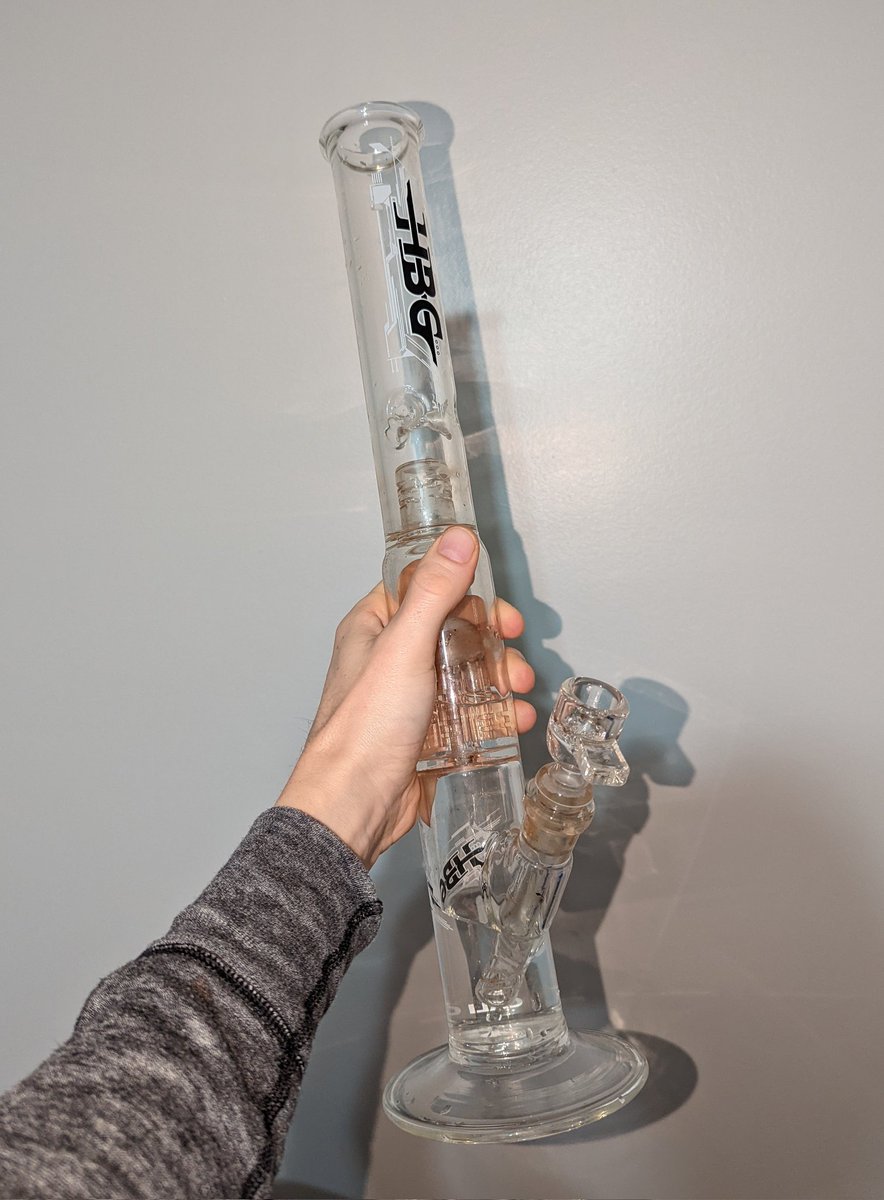 TempleGrower's tweet photo. Chug, chug, chug, chug...π€π€π€
#HBG #TreePerc #Bong https://t.co/pPiXAyUkQF