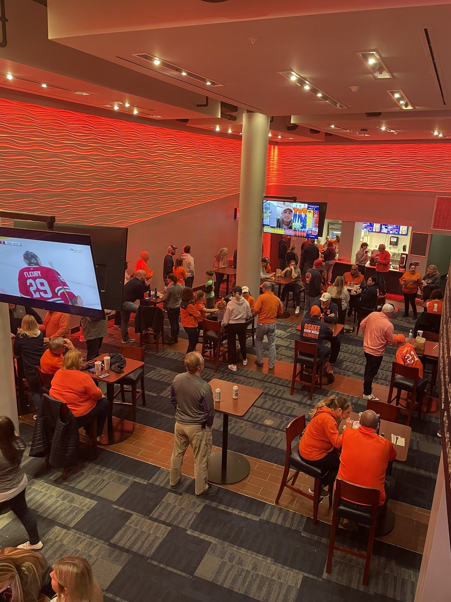 ILPremSeating's tweet photo. No better way to spend halftime than grabbing a bite to eat and a drink in one of our club spaces! #LegacyClub #Club53 https://t.co/u7Nc9jSL4t