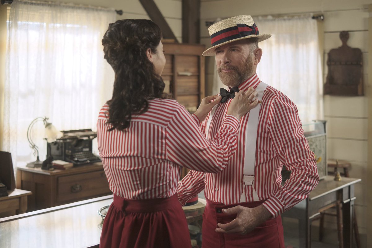 janettemsu's tweet photo. These two NAILED this look! Why haven’t they been wearing this for the past eight seasons?! #Hearties @hallmarkchannel @SCHeartHome @loretta_walsh https://t.co/dL9s9eS8JM
