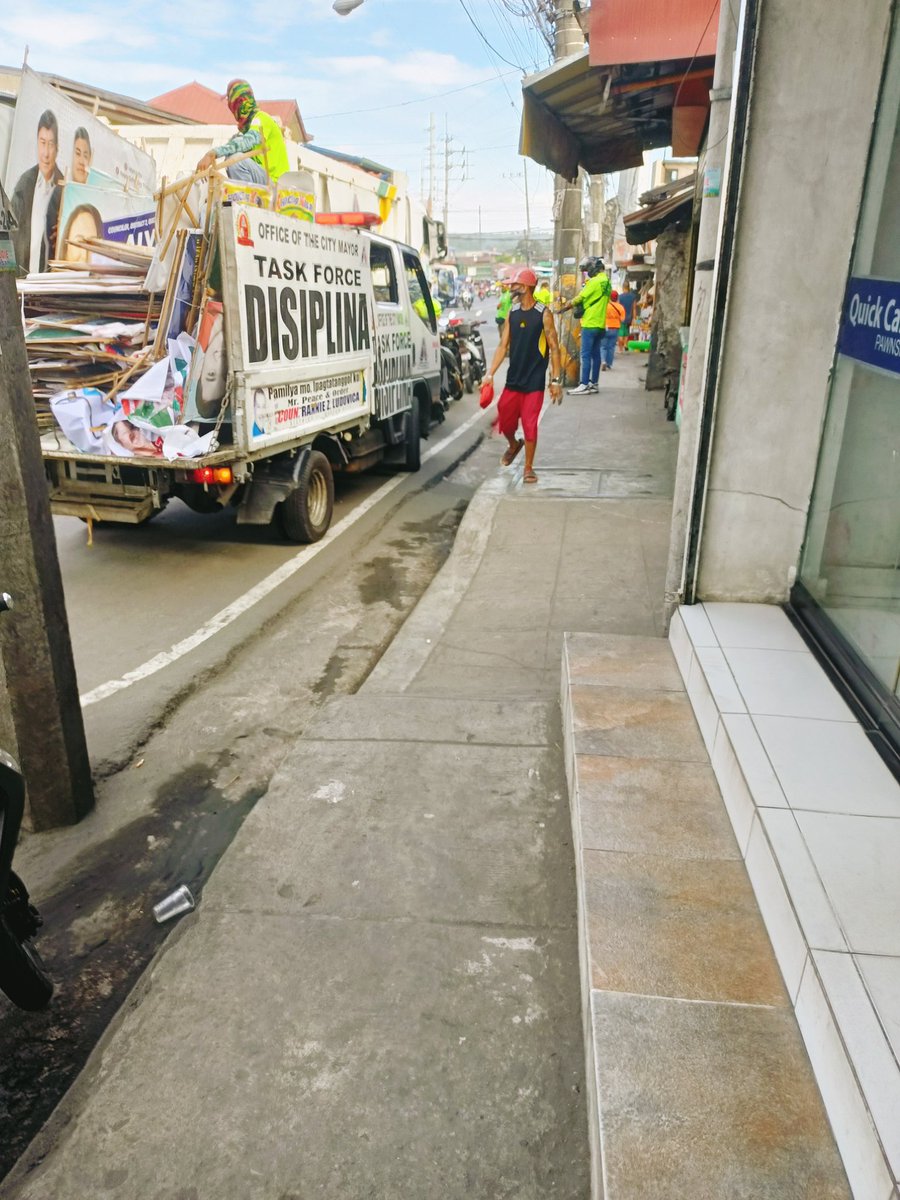 markthefifth's tweet photo. Tinatanggal ngayon ng LGU Quezon City ang mga Poster Campaign dito sa Litex na nasa poste ng mga Kuryente. #TaskForceDisiplina

 @gmanewsbreaking @gmanewstv https://t.co/q68wvPpnfO