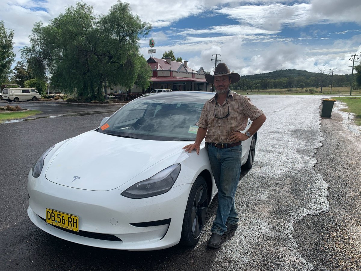 EnergyGeni's tweet photo. And then the EV arrived outside the pub at bustling Baan Baa!!! #ruralEV #EVsinruralOz https://t.co/jTAvHNP1cc
