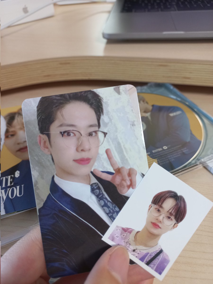 이번 엡식 앨범 우지니 버전 샀는데 포카랑 증명사진 우지니거로 바꾸실분 있나요?