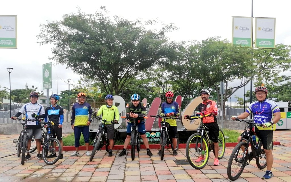 panasenbicigye's tweet photo. Gracias a una invitación del grupo mujeres al pedal, hoy nuestras bicicletas nos llevaron a la #recreovía de #Samborondón.  
.
.
.

#bicicleteando  #camaradería 
 #RespetoAlCiclista #EnCasaMeEsperan #stylelife #bicicleta #unidosporlabici #naturaleza https://t.co/gfDvbVOvVy