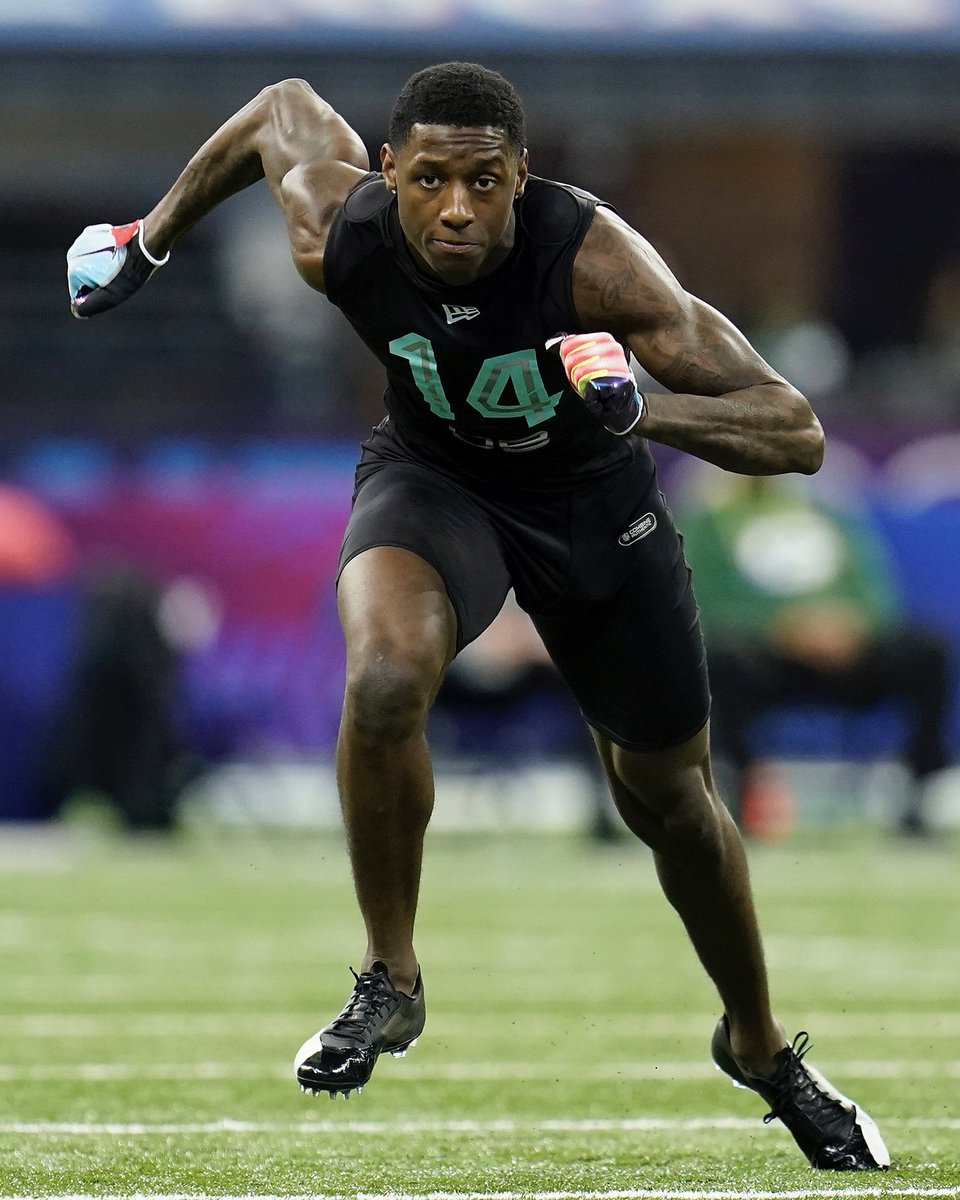 GoBearcatsFB's tweet photo. Battle of the super suits. 🥶

#Bearcats | #NFLCombine

📸: AP https://t.co/t91276ugKE