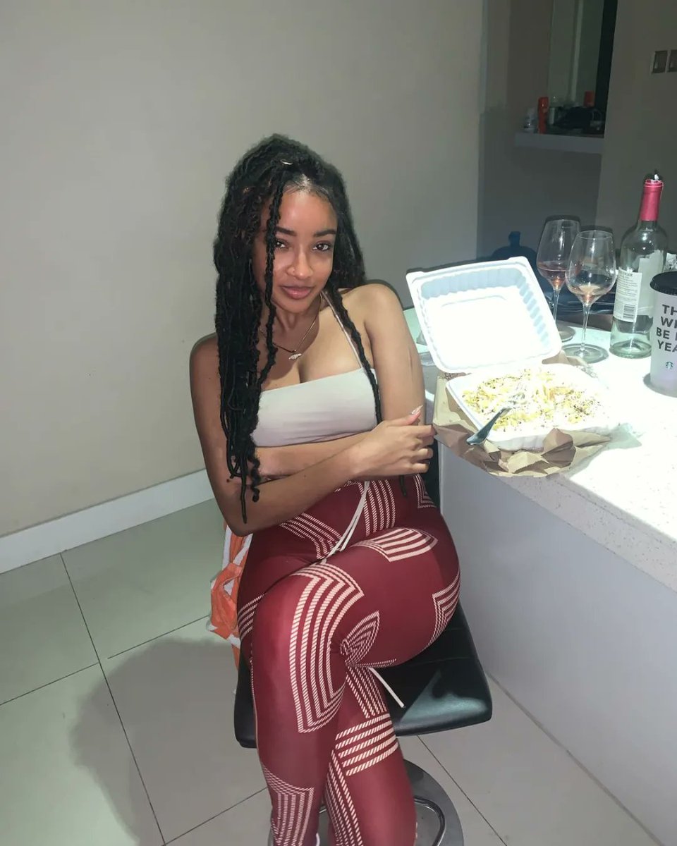 jevbombshell's tweet photo. Gyal seh me sweet. Yh, the Snickaz type. https://t.co/egRJ1y6HP3