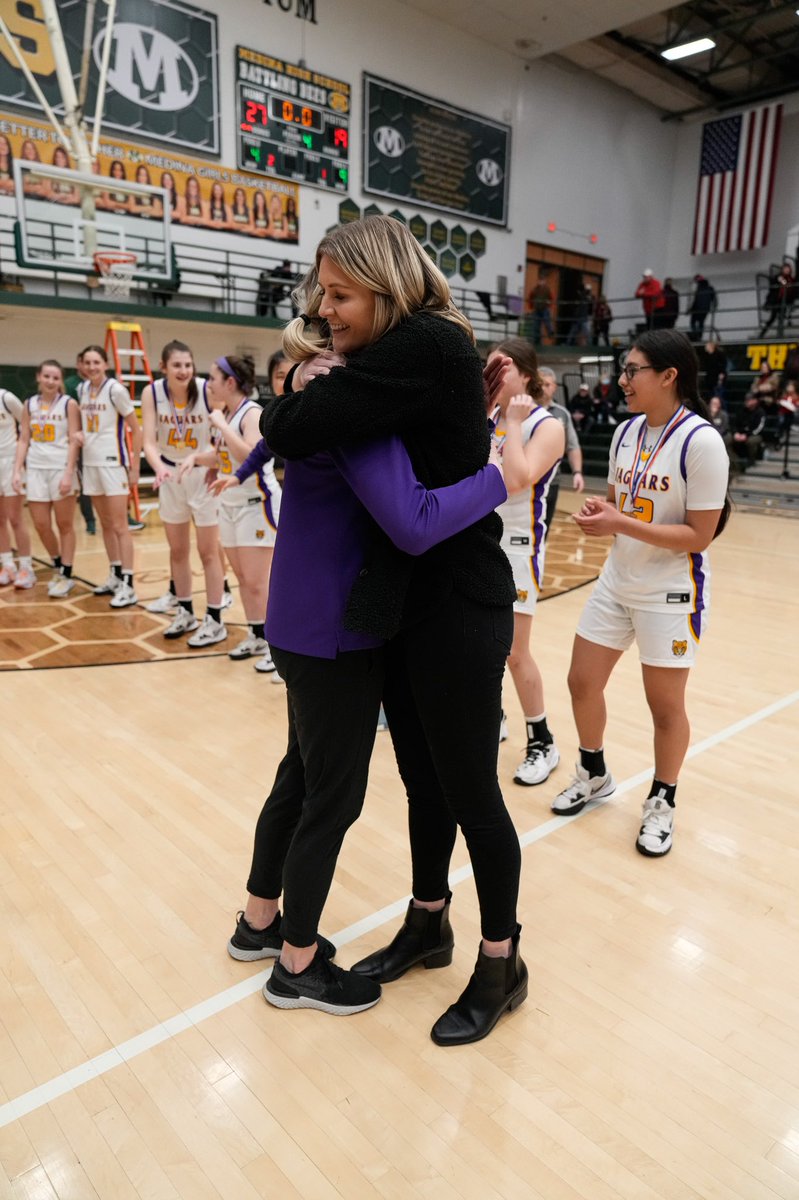 SJA_hoops's tweet photo. Sister hugs are the best hugs. #SJAHoopsSisters #tradition #family @AbbeyFlannery @graceflan1 @ellaneitz @MollyNeitzel @ktb_22 @M_berry22 https://t.co/gZ1ObxvMKc