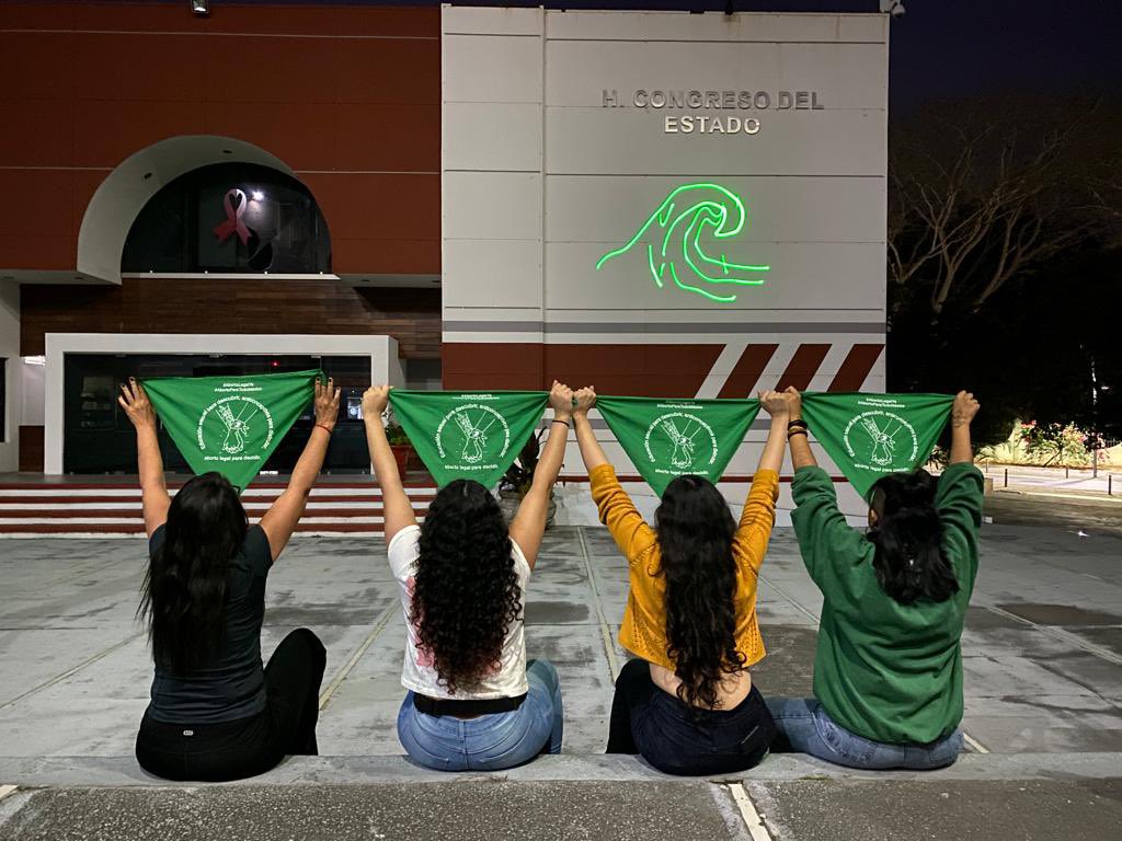 MxMareaVerde's tweet photo. ¡Ahora el #TsunamiVerde en Colima recordando que en diciembre 2021 hicimos historia! 🌊💚

📣¡Nos sumamos para continuar exigiendo #AbortoLegalParaTodoMéxico! https://t.co/5BSG0IRJ10