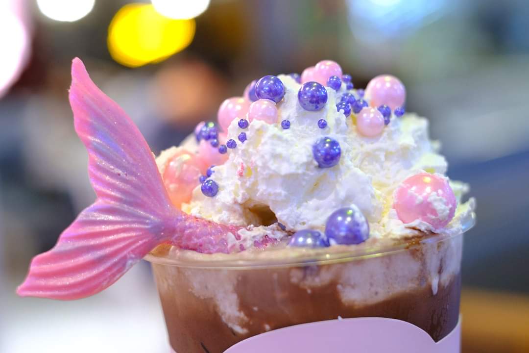 AmazingcoupleTH's tweet photo. เข้มข้นและฟรุ้งฟริ้งในแก้วเดียว "Iced Cocoa with Little Mermaid" หน้าตาน่ารักมาก แต่โกโก้ด้านล่างเข้มสุดๆ ส่วนหางปลาที่เห็นทำมาจากไวท์ช็อคโกแลตนะ

พิกัด : Erte Cafe ชั้น G สยามพารากอน
ราคา : 130 บาท

@checkinaroii_ @kinjubkinjib @aroii #อร่อยไปแดก @kptalonlak @paidonnnn #อร่อย https://t.co/j5RtwLrIB1