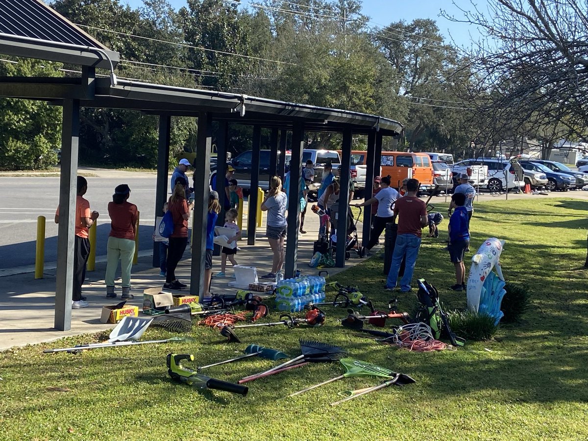 OkaloosaJoe's tweet photo. A big @DestinDolphins thank you to @shoreline church for their DES Serve Day! We appreciate our community giving back to our community school! #EveryoneIsIsImportant #ExploreTheDeep #NextGenOCSD @OCSD1 @mdchambers25 https://t.co/hjued2LNHJ