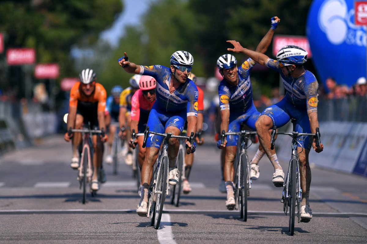 infoadolfo's tweet image. El 25 de julio de 2019 el #DeceuninckQuickStep lo hizo en la @race_ai con Álvaro Hodeg, Florian Sénéchal y Philippe Gilbert. 

Este domingo fue el turno del @JumboVismaRoad en la etapa 1 de @ParisNice de la mano de Christophe Laporte, Primož Roglič y Wout Van Aert.

#historico