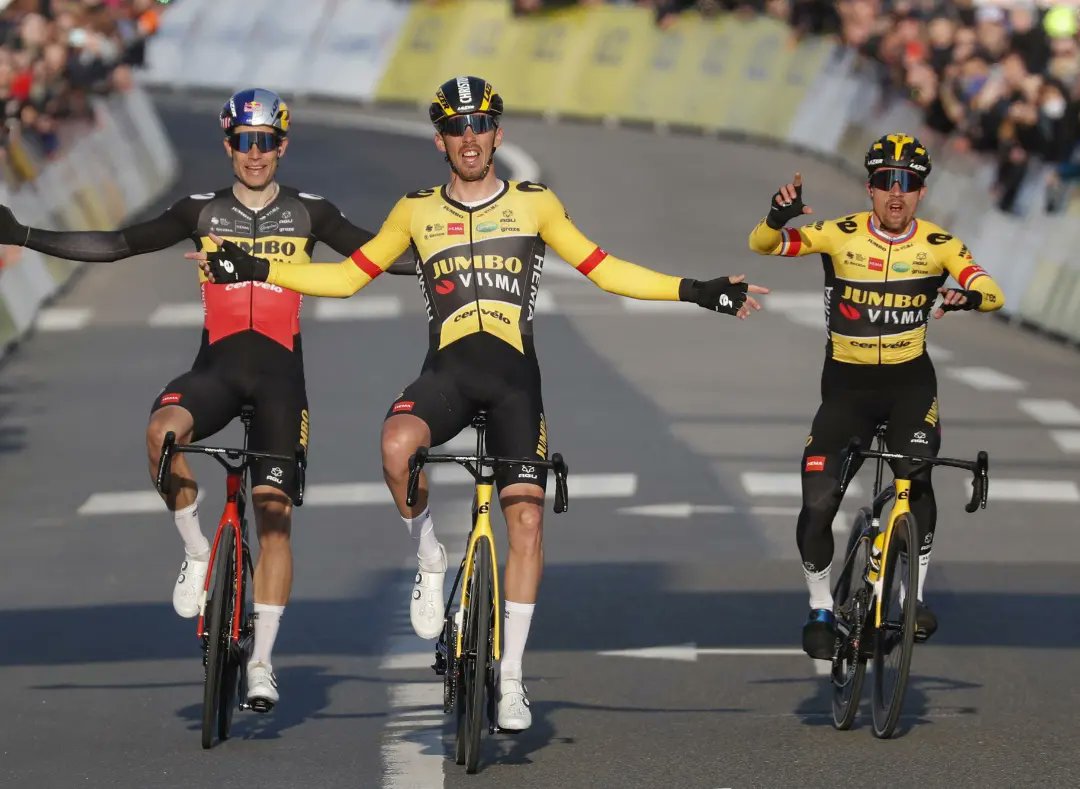infoadolfo's tweet image. El 25 de julio de 2019 el #DeceuninckQuickStep lo hizo en la @race_ai con Álvaro Hodeg, Florian Sénéchal y Philippe Gilbert. 

Este domingo fue el turno del @JumboVismaRoad en la etapa 1 de @ParisNice de la mano de Christophe Laporte, Primož Roglič y Wout Van Aert.

#historico