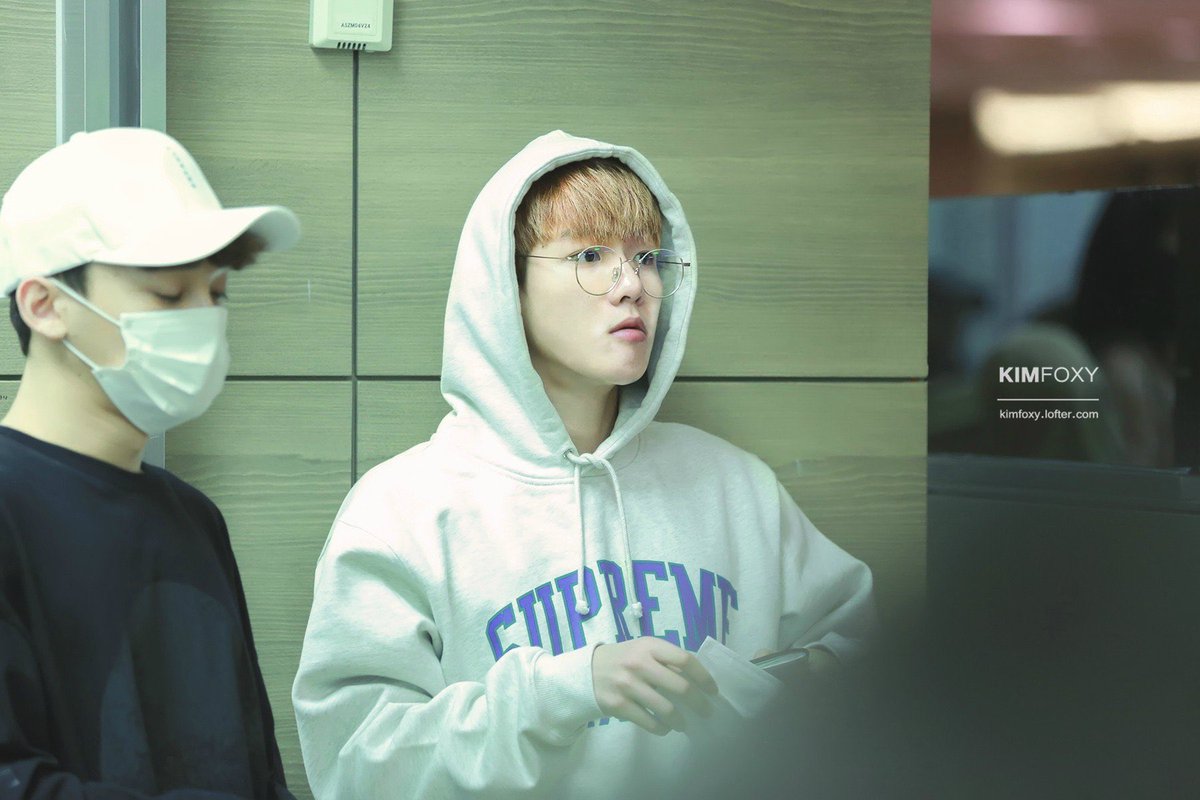 bbhthrowback's tweet photo. 170307 #EXO ✈️ to Macau for #VchartAwards
#백현 #BAEKHYUN #엑소 @B_hundred_Hyun @weareoneEXO https://t.co/0hItAiiFcz