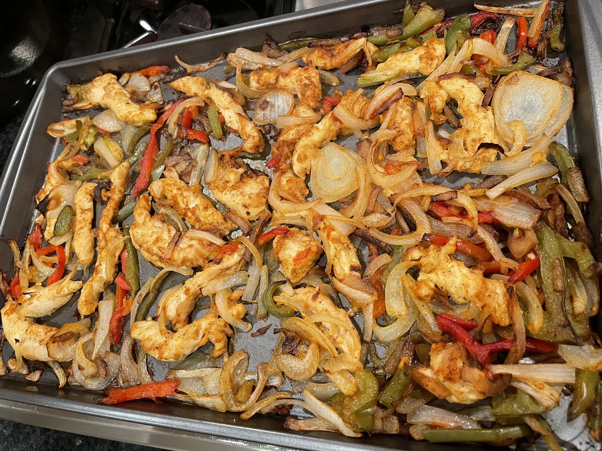 MALONGXSX's tweet photo. Baked Chicken Fajitas❤️ Add to your salad or burrito with your favorite toppings❤️ https://t.co/FEMe4tAEA0