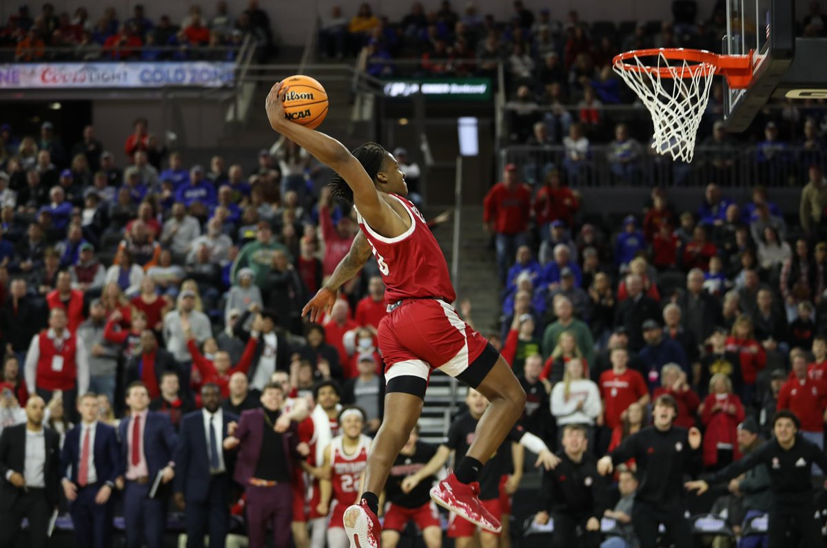 jayelsen's tweet photo. .@SDCoyotesMBB’s Boogie Anderson (@Boogieee0) gave us a highlight reel moment. @MidcoSports’ photographer extrodinaire Christian Begeman froze it in time. Drink it in.
#TourneyHQ #MidcoSports 
#March2TheSummit https://t.co/EZbKcCJKx8