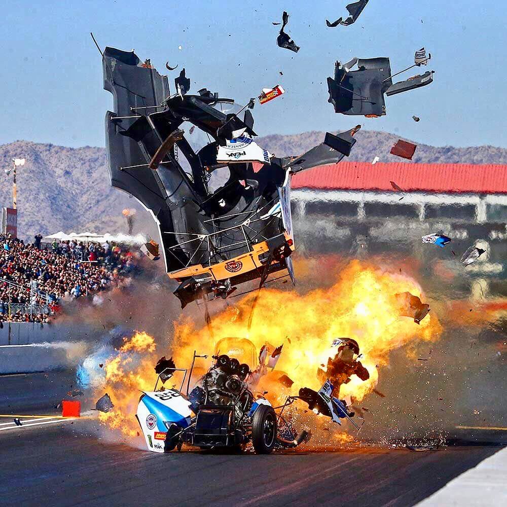 выгорел моторный отсек. взрыв двигателя. взорванный двигатель. взорванный движок. взрыв двигателя автомобиля.