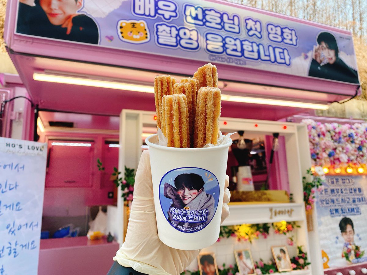 seonho__island's tweet photo. 드뎌 비밀 커피차를 슬픈열대 촬영 현장에 보냈습니다.

오늘 메뉴 "디카페인 아메리카노+ 달달한 조리퐁라떼"주문했습니다.

"선호배우님이 너~무 기쁘고 좋아서 직접 나오셔서 감사를 했고 오래동안 응원차를 바라보며 인증샷도 많이 찍고 동영상도 잘 관상했습니다.
🇹🇼선호아일랜드 
#김선호 https://t.co/XdgkUDxHGq