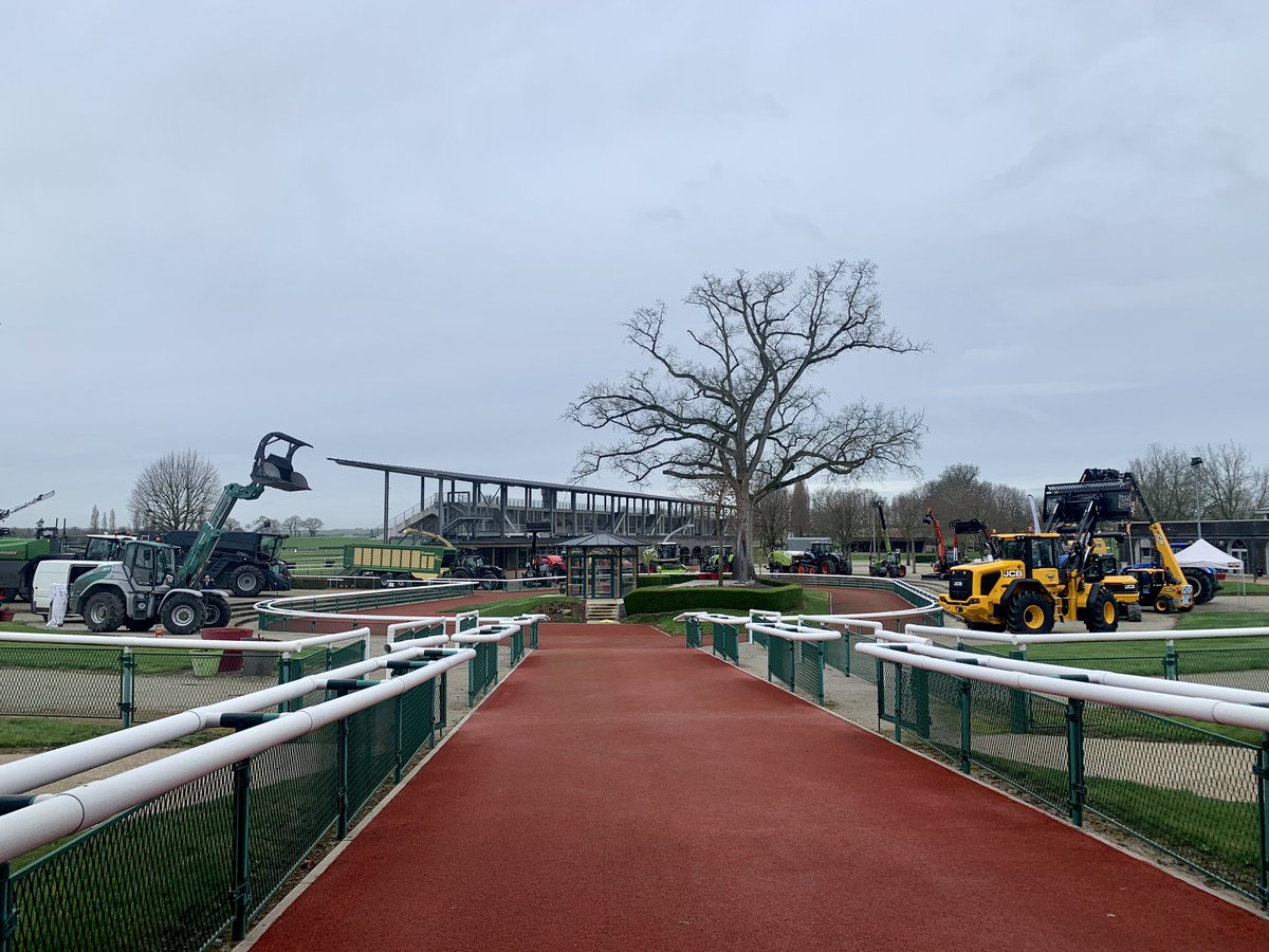 ENERGIESLOIRE's tweet photo. Le vendredi 4 mars, se tenait l’Assemblée Générale EDT Pays de la Loire dans un somptueux décor ; l’Hippodrome de Craon en Mayenne (53). 

Au programme : échange avec les adhérents EDT Pays de la Loire et les partenaires, exposition de machinisme, table ronde…

Merci @EDT_PdL ! https://t.co/ofcWc4bwUE