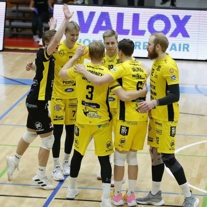 Hurriklaani's tweet photo. RUNKOSARJAN VIIMEINEN KOTIOTTELUPÄIVÄ 🖤💛

Tänään klo 18:30 pelataan runkosarjan viimeinen kotiottelu ennen kevään pudotuspelejä! Klo 18:30 alkavaan otteluun vastustajaksi saapuu @ettaoulu 💪 Tervetuloa nauttimaan huippulentopallosta heti viikon alkajaiseksi 🖤💛 https://t.co/ZzI2emf1UN