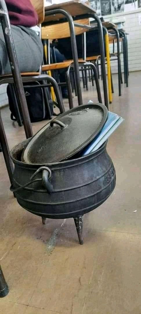ChueneDaniel's tweet photo. Dont carry your school bags tomorrow u can bring something else ma 2k 👇👇👇👇 https://t.co/lPZBehNozi